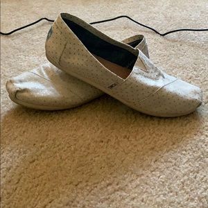 BARELY WORN- Toms